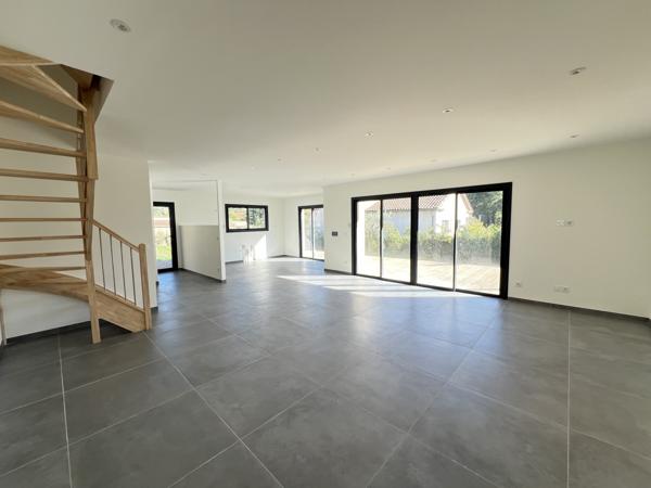 Buis-les-Baronnies (26170) Mollans-sur-Ouvèze. Maison contemporaine autonome en énergie de 145 m2 hab. sur un terrain de 778 m2 avec pisc