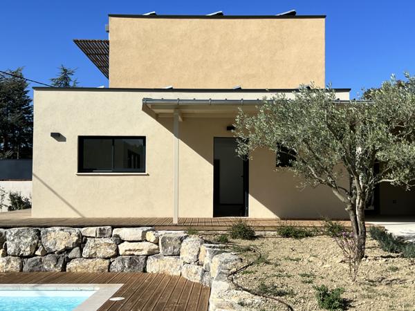 Buis-les-Baronnies (26170) Mollans-sur-Ouvèze. Maison contemporaine autonome en énergie de 145 m2 hab. sur un terrain de 778 m2 avec pisc