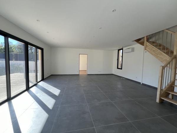 Buis-les-Baronnies (26170) Mollans-sur-Ouvèze. Maison contemporaine autonome en énergie de 145 m2 hab. sur un terrain de 778 m2 avec pisc