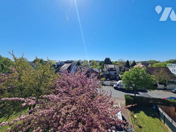 Venez visiter ce bel appartement de 79m² au 3ème et dernier étage, au sein d'une résidence sécu...