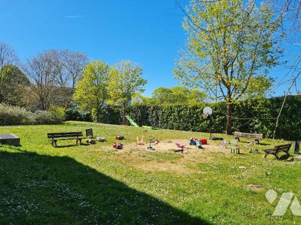 Venez visiter ce bel appartement de 79m² au 3ème et dernier étage, au sein d'une résidence sécu...