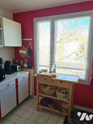 Venez visiter ce bel appartement de 79m² au 3ème et dernier étage, au sein d'une résidence sécu...