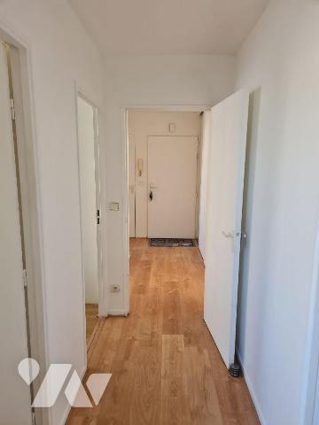 Venez visiter ce bel appartement de 79m² au 3ème et dernier étage, au sein d'une résidence sécu...