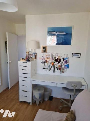 Venez visiter ce bel appartement de 79m² au 3ème et dernier étage, au sein d'une résidence sécu...