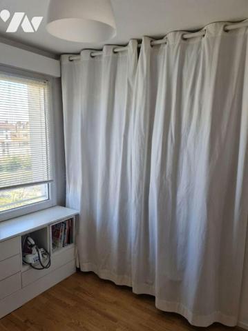 Venez visiter ce bel appartement de 79m² au 3ème et dernier étage, au sein d'une résidence sécu...