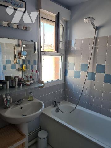 Venez visiter ce bel appartement de 79m² au 3ème et dernier étage, au sein d'une résidence sécu...