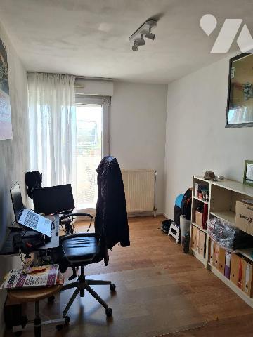 Venez visiter ce bel appartement de 79m² au 3ème et dernier étage, au sein d'une résidence sécu...