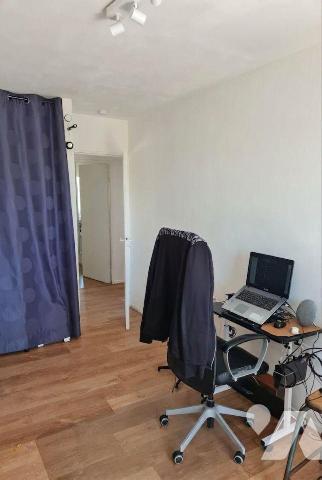 Venez visiter ce bel appartement de 79m² au 3ème et dernier étage, au sein d'une résidence sécu...