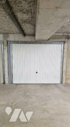 Venez visiter ce bel appartement de 79m² au 3ème et dernier étage, au sein d'une résidence sécu...