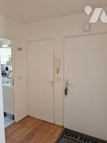 Venez visiter ce bel appartement de 79m² au 3ème et dernier étage, au sein d'une résidence sécu...