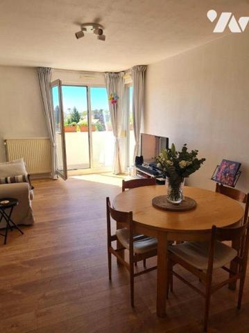 Venez visiter ce bel appartement de 79m² au 3ème et dernier étage, au sein d'une résidence sécu...