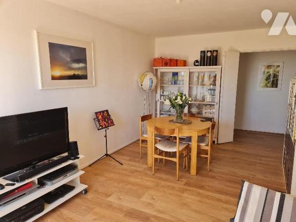 Venez visiter ce bel appartement de 79m² au 3ème et dernier étage, au sein d'une résidence sécu...