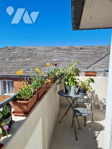 Venez visiter ce bel appartement de 79m² au 3ème et dernier étage, au sein d'une résidence sécu...