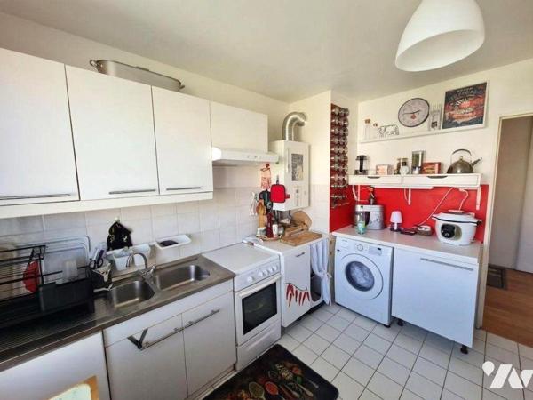 Venez visiter ce bel appartement de 79m² au 3ème et dernier étage, au sein d'une résidence sécu...
