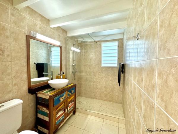 SAINT-FRANÇOIS – PROPRIÉTÉ RARE À 100 MÈTRES DE LA PLAGE – 3 VILLAS INDÉPENDANTES SUR 1 539 m²