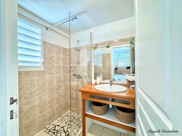 SAINT-FRANÇOIS – PROPRIÉTÉ RARE À 100 MÈTRES DE LA PLAGE – 3 VILLAS INDÉPENDANTES SUR 1 539 m²