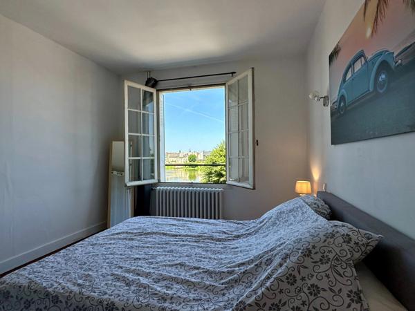 Ultra-centre Saumur, face Loire, Maison de ville sans extérieur de 100m2