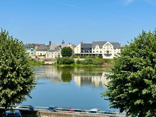 Ultra-centre Saumur, face Loire, Maison de ville sans extérieur de 100m2