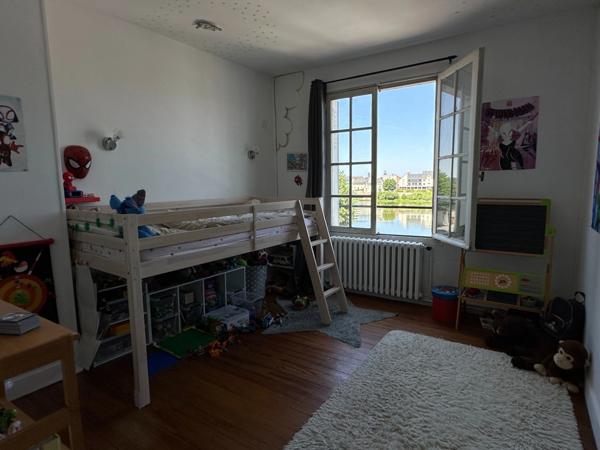 Ultra-centre Saumur, face Loire, Maison de ville sans extérieur de 100m2