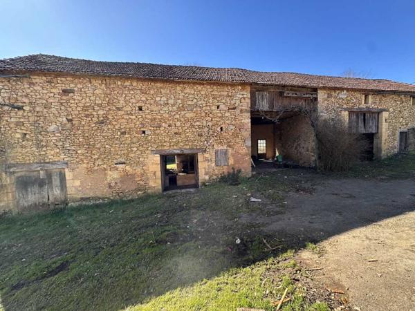 Maison ancienne - Belves Propriété à rénover avec une maison de plain pied, 560m² de dépendances et 4 hectares, à 2km d'un village médiéval