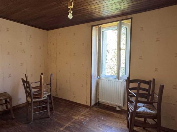 Maison ancienne - Belves Propriété à rénover avec une maison de plain pied, 560m² de dépendances et 4 hectares, à 2km d'un village médiéval