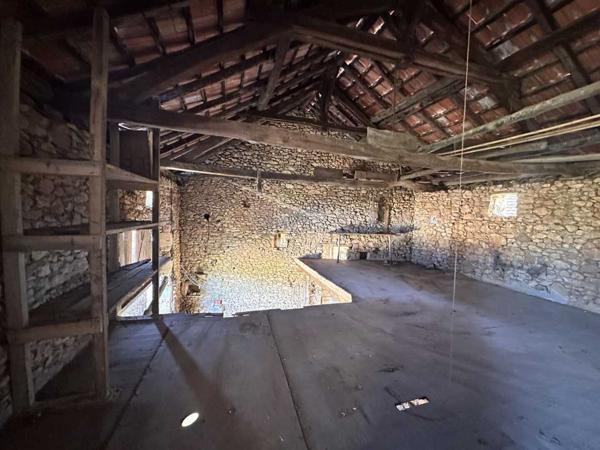 Maison ancienne - Belves Propriété à rénover avec une maison de plain pied, 560m² de dépendances et 4 hectares, à 2km d'un village médiéval