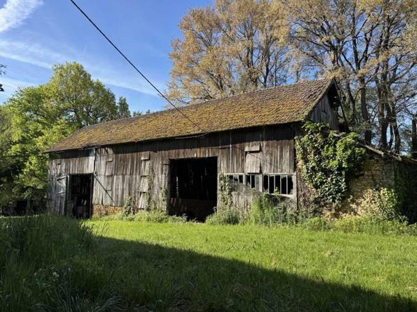 Maison ancienne - Belves Propriété à rénover avec une maison de plain pied, 560m² de dépendances et 4 hectares, à 2km d'un village médiéval