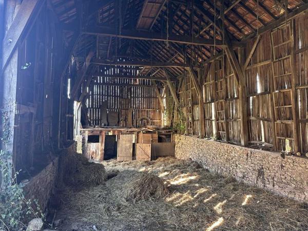 Maison ancienne - Belves Propriété à rénover avec une maison de plain pied, 560m² de dépendances et 4 hectares, à 2km d'un village médiéval