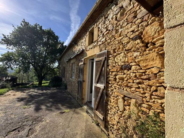 Maison ancienne - Belves Propriété à rénover avec une maison de plain pied, 560m² de dépendances et 4 hectares, à 2km d'un village médiéval