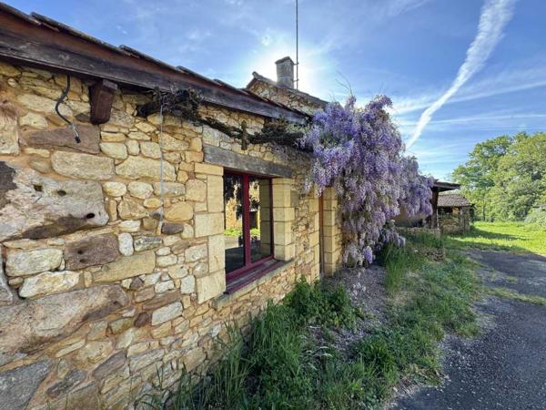 Maison ancienne - Belves Propriété à rénover avec une maison de plain pied, 560m² de dépendances et 4 hectares, à 2km d'un village médiéval