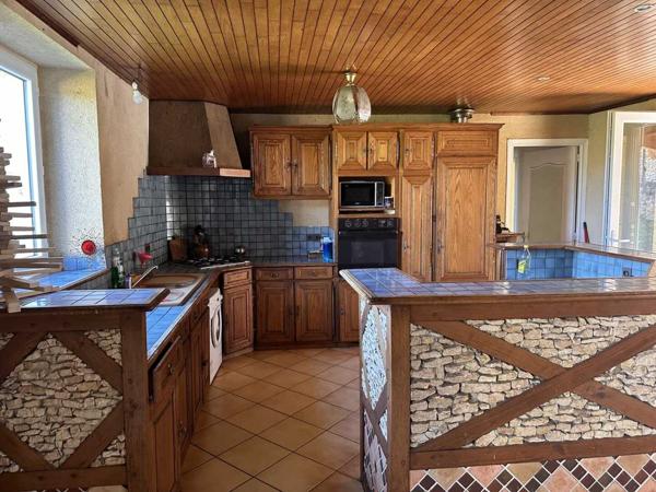 Maison ancienne - Belves Propriété à rénover avec une maison de plain pied, 560m² de dépendances et 4 hectares, à 2km d'un village médiéval