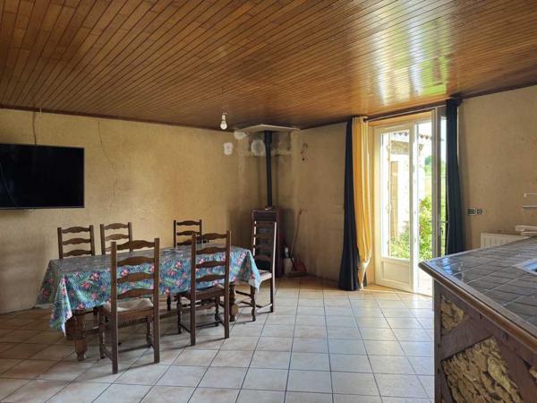 Maison ancienne - Belves Propriété à rénover avec une maison de plain pied, 560m² de dépendances et 4 hectares, à 2km d'un village médiéval