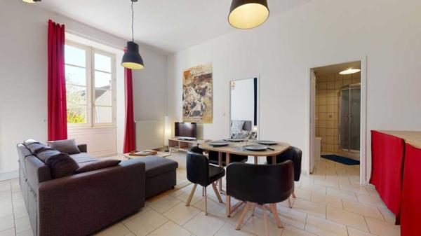 Appartement - Saint-cyprien Appartement de plain-pied avec terrasse et parking – Centre-bourg de Saint-Cyprien (Dordogne).