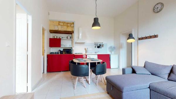 Appartement - Saint-cyprien Appartement de plain-pied avec terrasse et parking – Centre-bourg de Saint-Cyprien (Dordogne).