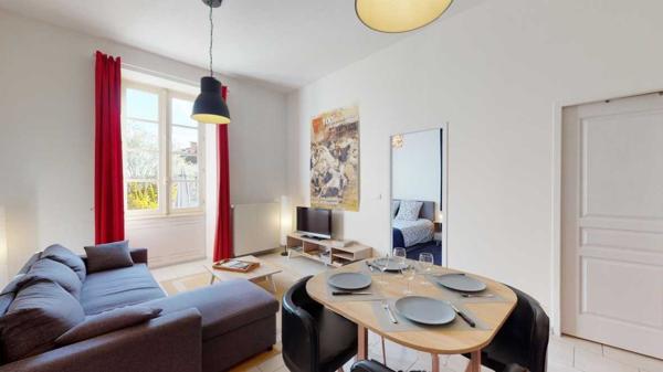 Appartement - Saint-cyprien Appartement de plain-pied avec terrasse et parking – Centre-bourg de Saint-Cyprien (Dordogne).