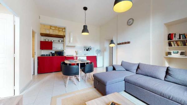 Appartement - Saint-cyprien Appartement de plain-pied avec terrasse et parking – Centre-bourg de Saint-Cyprien (Dordogne).