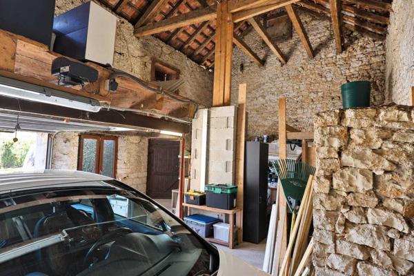 Maison en pierre avec terrain de 561 m²