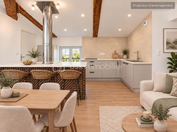 MONTÉLIMAR CENTRE-VILLE – APPARTEMENT ENTIÈREMENT RÉNOVÉ – 2 CHAMBRES – DPE B – DERNIER ÉTAGE

Exclusivité. En plein centre-ville de Montélimar, au pied des commerces et de toutes les commodités, découvrez cet appartement entièrement rénové avec soin, situé au 3e et dernier étage d’une petite copropriété.

D’une surface habitable de 72,46 m², il bénéficie d’une ambiance contemporaine et chaleureuse ainsi que d’un excellent confort thermique avec un DPE classé B.
La pièce de vie, spacieuse et lumineuse, développe 35,66 m² et accueille une cuisine aménagée ouverte sur le séjour.

L’appartement comprend également un cellier très pratique, deux chambres de 10,18 m² et 10,11 m², une belle salle d’eau de 6,77 m² équipée d’un receveur extra-plat et d’un ciel de pluie, ainsi qu’un WC indépendant.

La rénovation a été pensée pour associer confort moderne et caractère : climatisation réversible, chauffe-eau thermodynamique, prises RJ45, poutres apparentes, parquet, béton ciré, travertin et robinetterie encastrée.

Un appartement clé en main, sans travaux à prévoir, idéal pour profiter immédiatement de la vie en centre-ville, en résidence principale comme dans le cadre d’un investissement locatif.

Stationnements libres et parking souterrain à proximité immédiate.

Prix : 144 000 € HAI

Les photos 1 et 2 présentent des projections d’aménagement 

Pour tout renseignement complémentaire ou pour organiser une visite, contactez L’Immo By Céline PASCAL au 06 63 10 02 35.

À propos de la copropriété :
Copropriété de 9 lots.
Pas de procédure en cours.
Charges de copropriété : 692 € par an.