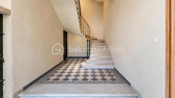 MONTÉLIMAR CENTRE-VILLE – APPARTEMENT ENTIÈREMENT RÉNOVÉ – 2 CHAMBRES – DPE B – DERNIER ÉTAGE

Exclusivité. En plein centre-ville de Montélimar, au pied des commerces et de toutes les commodités, découvrez cet appartement entièrement rénové avec soin, situé au 3e et dernier étage d’une petite copropriété.

D’une surface habitable de 72,46 m², il bénéficie d’une ambiance contemporaine et chaleureuse ainsi que d’un excellent confort thermique avec un DPE classé B.
La pièce de vie, spacieuse et lumineuse, développe 35,66 m² et accueille une cuisine aménagée ouverte sur le séjour.

L’appartement comprend également un cellier très pratique, deux chambres de 10,18 m² et 10,11 m², une belle salle d’eau de 6,77 m² équipée d’un receveur extra-plat et d’un ciel de pluie, ainsi qu’un WC indépendant.

La rénovation a été pensée pour associer confort moderne et caractère : climatisation réversible, chauffe-eau thermodynamique, prises RJ45, poutres apparentes, parquet, béton ciré, travertin et robinetterie encastrée.

Un appartement clé en main, sans travaux à prévoir, idéal pour profiter immédiatement de la vie en centre-ville, en résidence principale comme dans le cadre d’un investissement locatif.

Stationnements libres et parking souterrain à proximité immédiate.

Prix : 144 000 € HAI

Les photos 1 et 2 présentent des projections d’aménagement 

Pour tout renseignement complémentaire ou pour organiser une visite, contactez L’Immo By Céline PASCAL au 06 63 10 02 35.

À propos de la copropriété :
Copropriété de 9 lots.
Pas de procédure en cours.
Charges de copropriété : 692 € par an.