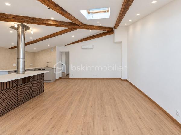 MONTÉLIMAR CENTRE-VILLE – APPARTEMENT ENTIÈREMENT RÉNOVÉ – 2 CHAMBRES – DPE B – DERNIER ÉTAGE

Exclusivité. En plein centre-ville de Montélimar, au pied des commerces et de toutes les commodités, découvrez cet appartement entièrement rénové avec soin, situé au 3e et dernier étage d’une petite copropriété.

D’une surface habitable de 72,46 m², il bénéficie d’une ambiance contemporaine et chaleureuse ainsi que d’un excellent confort thermique avec un DPE classé B.
La pièce de vie, spacieuse et lumineuse, développe 35,66 m² et accueille une cuisine aménagée ouverte sur le séjour.

L’appartement comprend également un cellier très pratique, deux chambres de 10,18 m² et 10,11 m², une belle salle d’eau de 6,77 m² équipée d’un receveur extra-plat et d’un ciel de pluie, ainsi qu’un WC indépendant.

La rénovation a été pensée pour associer confort moderne et caractère : climatisation réversible, chauffe-eau thermodynamique, prises RJ45, poutres apparentes, parquet, béton ciré, travertin et robinetterie encastrée.

Un appartement clé en main, sans travaux à prévoir, idéal pour profiter immédiatement de la vie en centre-ville, en résidence principale comme dans le cadre d’un investissement locatif.

Stationnements libres et parking souterrain à proximité immédiate.

Prix : 144 000 € HAI

Les photos 1 et 2 présentent des projections d’aménagement 

Pour tout renseignement complémentaire ou pour organiser une visite, contactez L’Immo By Céline PASCAL au 06 63 10 02 35.

À propos de la copropriété :
Copropriété de 9 lots.
Pas de procédure en cours.
Charges de copropriété : 692 € par an.