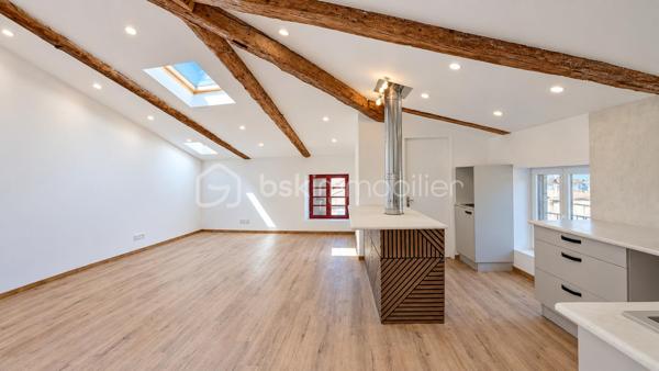 MONTÉLIMAR CENTRE-VILLE – APPARTEMENT ENTIÈREMENT RÉNOVÉ – 2 CHAMBRES – DPE B – DERNIER ÉTAGE

Exclusivité. En plein centre-ville de Montélimar, au pied des commerces et de toutes les commodités, découvrez cet appartement entièrement rénové avec soin, situé au 3e et dernier étage d’une petite copropriété.

D’une surface habitable de 72,46 m², il bénéficie d’une ambiance contemporaine et chaleureuse ainsi que d’un excellent confort thermique avec un DPE classé B.
La pièce de vie, spacieuse et lumineuse, développe 35,66 m² et accueille une cuisine aménagée ouverte sur le séjour.

L’appartement comprend également un cellier très pratique, deux chambres de 10,18 m² et 10,11 m², une belle salle d’eau de 6,77 m² équipée d’un receveur extra-plat et d’un ciel de pluie, ainsi qu’un WC indépendant.

La rénovation a été pensée pour associer confort moderne et caractère : climatisation réversible, chauffe-eau thermodynamique, prises RJ45, poutres apparentes, parquet, béton ciré, travertin et robinetterie encastrée.

Un appartement clé en main, sans travaux à prévoir, idéal pour profiter immédiatement de la vie en centre-ville, en résidence principale comme dans le cadre d’un investissement locatif.

Stationnements libres et parking souterrain à proximité immédiate.

Prix : 144 000 € HAI

Les photos 1 et 2 présentent des projections d’aménagement 

Pour tout renseignement complémentaire ou pour organiser une visite, contactez L’Immo By Céline PASCAL au 06 63 10 02 35.

À propos de la copropriété :
Copropriété de 9 lots.
Pas de procédure en cours.
Charges de copropriété : 692 € par an.