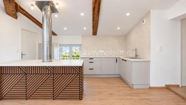 MONTÉLIMAR CENTRE-VILLE – APPARTEMENT ENTIÈREMENT RÉNOVÉ – 2 CHAMBRES – DPE B – DERNIER ÉTAGE

Exclusivité. En plein centre-ville de Montélimar, au pied des commerces et de toutes les commodités, découvrez cet appartement entièrement rénové avec soin, situé au 3e et dernier étage d’une petite copropriété.

D’une surface habitable de 72,46 m², il bénéficie d’une ambiance contemporaine et chaleureuse ainsi que d’un excellent confort thermique avec un DPE classé B.
La pièce de vie, spacieuse et lumineuse, développe 35,66 m² et accueille une cuisine aménagée ouverte sur le séjour.

L’appartement comprend également un cellier très pratique, deux chambres de 10,18 m² et 10,11 m², une belle salle d’eau de 6,77 m² équipée d’un receveur extra-plat et d’un ciel de pluie, ainsi qu’un WC indépendant.

La rénovation a été pensée pour associer confort moderne et caractère : climatisation réversible, chauffe-eau thermodynamique, prises RJ45, poutres apparentes, parquet, béton ciré, travertin et robinetterie encastrée.

Un appartement clé en main, sans travaux à prévoir, idéal pour profiter immédiatement de la vie en centre-ville, en résidence principale comme dans le cadre d’un investissement locatif.

Stationnements libres et parking souterrain à proximité immédiate.

Prix : 144 000 € HAI

Les photos 1 et 2 présentent des projections d’aménagement 

Pour tout renseignement complémentaire ou pour organiser une visite, contactez L’Immo By Céline PASCAL au 06 63 10 02 35.

À propos de la copropriété :
Copropriété de 9 lots.
Pas de procédure en cours.
Charges de copropriété : 692 € par an.