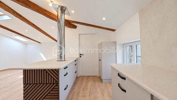 MONTÉLIMAR CENTRE-VILLE – APPARTEMENT ENTIÈREMENT RÉNOVÉ – 2 CHAMBRES – DPE B – DERNIER ÉTAGE

Exclusivité. En plein centre-ville de Montélimar, au pied des commerces et de toutes les commodités, découvrez cet appartement entièrement rénové avec soin, situé au 3e et dernier étage d’une petite copropriété.

D’une surface habitable de 72,46 m², il bénéficie d’une ambiance contemporaine et chaleureuse ainsi que d’un excellent confort thermique avec un DPE classé B.
La pièce de vie, spacieuse et lumineuse, développe 35,66 m² et accueille une cuisine aménagée ouverte sur le séjour.

L’appartement comprend également un cellier très pratique, deux chambres de 10,18 m² et 10,11 m², une belle salle d’eau de 6,77 m² équipée d’un receveur extra-plat et d’un ciel de pluie, ainsi qu’un WC indépendant.

La rénovation a été pensée pour associer confort moderne et caractère : climatisation réversible, chauffe-eau thermodynamique, prises RJ45, poutres apparentes, parquet, béton ciré, travertin et robinetterie encastrée.

Un appartement clé en main, sans travaux à prévoir, idéal pour profiter immédiatement de la vie en centre-ville, en résidence principale comme dans le cadre d’un investissement locatif.

Stationnements libres et parking souterrain à proximité immédiate.

Prix : 144 000 € HAI

Les photos 1 et 2 présentent des projections d’aménagement 

Pour tout renseignement complémentaire ou pour organiser une visite, contactez L’Immo By Céline PASCAL au 06 63 10 02 35.

À propos de la copropriété :
Copropriété de 9 lots.
Pas de procédure en cours.
Charges de copropriété : 692 € par an.