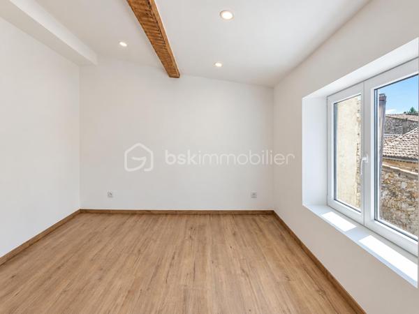 MONTÉLIMAR CENTRE-VILLE – APPARTEMENT ENTIÈREMENT RÉNOVÉ – 2 CHAMBRES – DPE B – DERNIER ÉTAGE

Exclusivité. En plein centre-ville de Montélimar, au pied des commerces et de toutes les commodités, découvrez cet appartement entièrement rénové avec soin, situé au 3e et dernier étage d’une petite copropriété.

D’une surface habitable de 72,46 m², il bénéficie d’une ambiance contemporaine et chaleureuse ainsi que d’un excellent confort thermique avec un DPE classé B.
La pièce de vie, spacieuse et lumineuse, développe 35,66 m² et accueille une cuisine aménagée ouverte sur le séjour.

L’appartement comprend également un cellier très pratique, deux chambres de 10,18 m² et 10,11 m², une belle salle d’eau de 6,77 m² équipée d’un receveur extra-plat et d’un ciel de pluie, ainsi qu’un WC indépendant.

La rénovation a été pensée pour associer confort moderne et caractère : climatisation réversible, chauffe-eau thermodynamique, prises RJ45, poutres apparentes, parquet, béton ciré, travertin et robinetterie encastrée.

Un appartement clé en main, sans travaux à prévoir, idéal pour profiter immédiatement de la vie en centre-ville, en résidence principale comme dans le cadre d’un investissement locatif.

Stationnements libres et parking souterrain à proximité immédiate.

Prix : 144 000 € HAI

Les photos 1 et 2 présentent des projections d’aménagement 

Pour tout renseignement complémentaire ou pour organiser une visite, contactez L’Immo By Céline PASCAL au 06 63 10 02 35.

À propos de la copropriété :
Copropriété de 9 lots.
Pas de procédure en cours.
Charges de copropriété : 692 € par an.