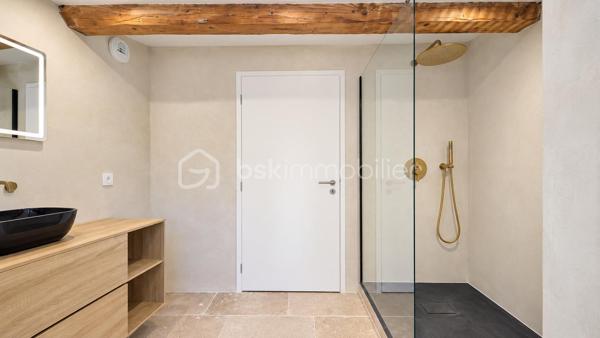 MONTÉLIMAR CENTRE-VILLE – APPARTEMENT ENTIÈREMENT RÉNOVÉ – 2 CHAMBRES – DPE B – DERNIER ÉTAGE

Exclusivité. En plein centre-ville de Montélimar, au pied des commerces et de toutes les commodités, découvrez cet appartement entièrement rénové avec soin, situé au 3e et dernier étage d’une petite copropriété.

D’une surface habitable de 72,46 m², il bénéficie d’une ambiance contemporaine et chaleureuse ainsi que d’un excellent confort thermique avec un DPE classé B.
La pièce de vie, spacieuse et lumineuse, développe 35,66 m² et accueille une cuisine aménagée ouverte sur le séjour.

L’appartement comprend également un cellier très pratique, deux chambres de 10,18 m² et 10,11 m², une belle salle d’eau de 6,77 m² équipée d’un receveur extra-plat et d’un ciel de pluie, ainsi qu’un WC indépendant.

La rénovation a été pensée pour associer confort moderne et caractère : climatisation réversible, chauffe-eau thermodynamique, prises RJ45, poutres apparentes, parquet, béton ciré, travertin et robinetterie encastrée.

Un appartement clé en main, sans travaux à prévoir, idéal pour profiter immédiatement de la vie en centre-ville, en résidence principale comme dans le cadre d’un investissement locatif.

Stationnements libres et parking souterrain à proximité immédiate.

Prix : 144 000 € HAI

Les photos 1 et 2 présentent des projections d’aménagement 

Pour tout renseignement complémentaire ou pour organiser une visite, contactez L’Immo By Céline PASCAL au 06 63 10 02 35.

À propos de la copropriété :
Copropriété de 9 lots.
Pas de procédure en cours.
Charges de copropriété : 692 € par an.