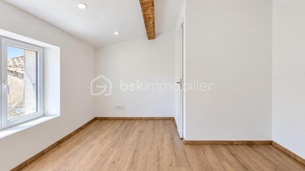 MONTÉLIMAR CENTRE-VILLE – APPARTEMENT ENTIÈREMENT RÉNOVÉ – 2 CHAMBRES – DPE B – DERNIER ÉTAGE

Exclusivité. En plein centre-ville de Montélimar, au pied des commerces et de toutes les commodités, découvrez cet appartement entièrement rénové avec soin, situé au 3e et dernier étage d’une petite copropriété.

D’une surface habitable de 72,46 m², il bénéficie d’une ambiance contemporaine et chaleureuse ainsi que d’un excellent confort thermique avec un DPE classé B.
La pièce de vie, spacieuse et lumineuse, développe 35,66 m² et accueille une cuisine aménagée ouverte sur le séjour.

L’appartement comprend également un cellier très pratique, deux chambres de 10,18 m² et 10,11 m², une belle salle d’eau de 6,77 m² équipée d’un receveur extra-plat et d’un ciel de pluie, ainsi qu’un WC indépendant.

La rénovation a été pensée pour associer confort moderne et caractère : climatisation réversible, chauffe-eau thermodynamique, prises RJ45, poutres apparentes, parquet, béton ciré, travertin et robinetterie encastrée.

Un appartement clé en main, sans travaux à prévoir, idéal pour profiter immédiatement de la vie en centre-ville, en résidence principale comme dans le cadre d’un investissement locatif.

Stationnements libres et parking souterrain à proximité immédiate.

Prix : 144 000 € HAI

Les photos 1 et 2 présentent des projections d’aménagement 

Pour tout renseignement complémentaire ou pour organiser une visite, contactez L’Immo By Céline PASCAL au 06 63 10 02 35.

À propos de la copropriété :
Copropriété de 9 lots.
Pas de procédure en cours.
Charges de copropriété : 692 € par an.