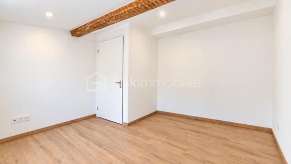 MONTÉLIMAR CENTRE-VILLE – APPARTEMENT ENTIÈREMENT RÉNOVÉ – 2 CHAMBRES – DPE B – DERNIER ÉTAGE

Exclusivité. En plein centre-ville de Montélimar, au pied des commerces et de toutes les commodités, découvrez cet appartement entièrement rénové avec soin, situé au 3e et dernier étage d’une petite copropriété.

D’une surface habitable de 72,46 m², il bénéficie d’une ambiance contemporaine et chaleureuse ainsi que d’un excellent confort thermique avec un DPE classé B.
La pièce de vie, spacieuse et lumineuse, développe 35,66 m² et accueille une cuisine aménagée ouverte sur le séjour.

L’appartement comprend également un cellier très pratique, deux chambres de 10,18 m² et 10,11 m², une belle salle d’eau de 6,77 m² équipée d’un receveur extra-plat et d’un ciel de pluie, ainsi qu’un WC indépendant.

La rénovation a été pensée pour associer confort moderne et caractère : climatisation réversible, chauffe-eau thermodynamique, prises RJ45, poutres apparentes, parquet, béton ciré, travertin et robinetterie encastrée.

Un appartement clé en main, sans travaux à prévoir, idéal pour profiter immédiatement de la vie en centre-ville, en résidence principale comme dans le cadre d’un investissement locatif.

Stationnements libres et parking souterrain à proximité immédiate.

Prix : 144 000 € HAI

Les photos 1 et 2 présentent des projections d’aménagement 

Pour tout renseignement complémentaire ou pour organiser une visite, contactez L’Immo By Céline PASCAL au 06 63 10 02 35.

À propos de la copropriété :
Copropriété de 9 lots.
Pas de procédure en cours.
Charges de copropriété : 692 € par an.