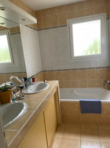 CHAURAY - Pavillon T5 de 112m2 sur demi sous-sol avec garage