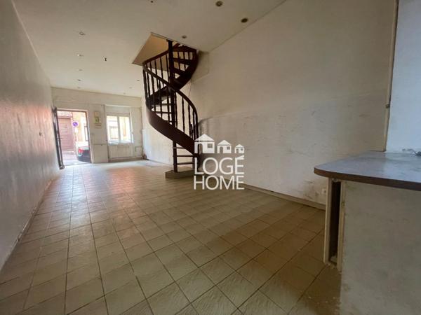 Maison- 4 chambres beau potentiel