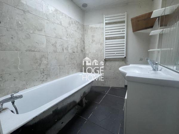 Maison- 4 chambres beau potentiel
